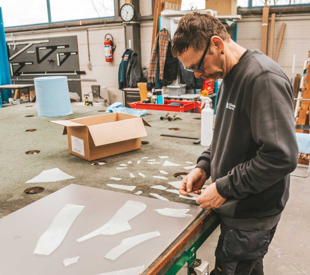 Glas wordt op maat bewerkt in het atelier voor plaatsing bij de klant
